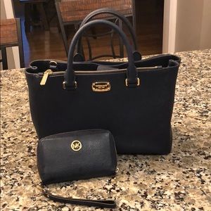 MICHAEL KORS PURSE AND WALLET.